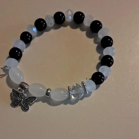 Elegant Black and White Beaded Bracelet with Butterfly Charm - Picture 1 of 1